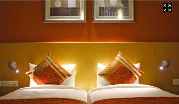 เสวย สวีทส์ มณีสาร์ Hotel คูร์เคาน์ ห้อง รูปภาพ