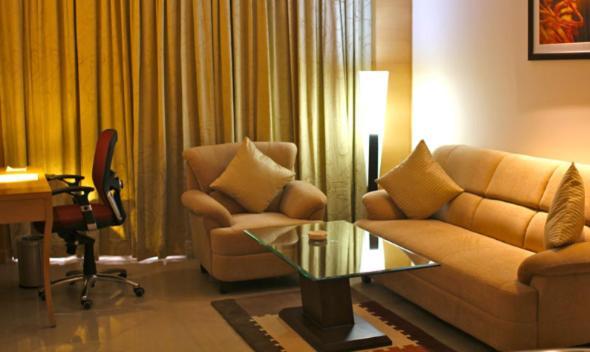 เสวย สวีทส์ มณีสาร์ Hotel คูร์เคาน์ ภายนอก รูปภาพ
