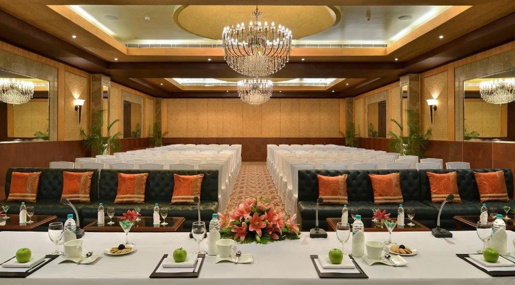 เสวย สวีทส์ มณีสาร์ Hotel คูร์เคาน์ ภายนอก รูปภาพ