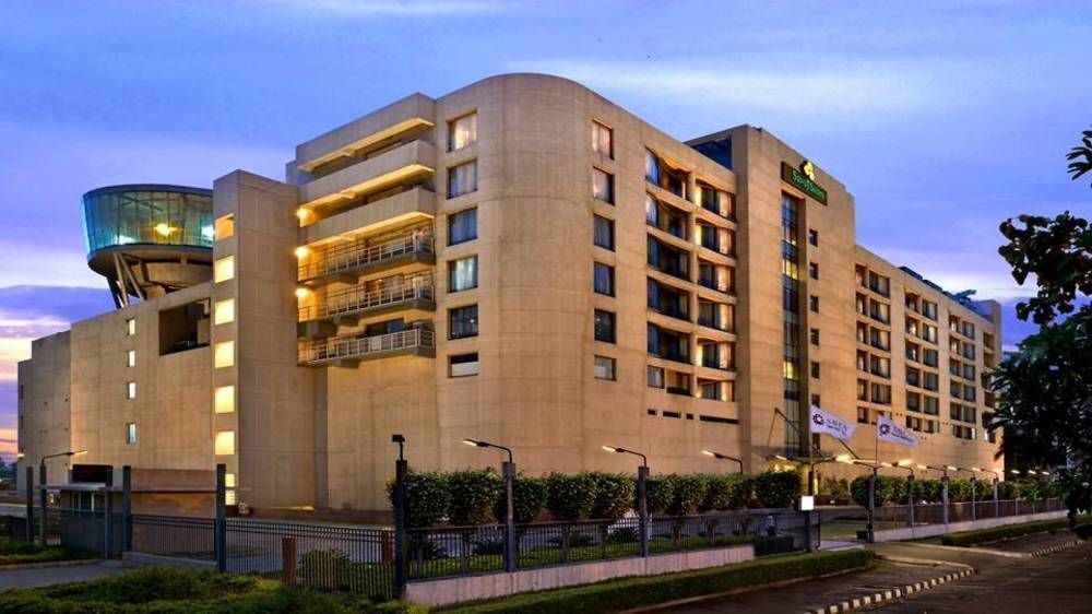 เสวย สวีทส์ มณีสาร์ Hotel คูร์เคาน์ ภายนอก รูปภาพ