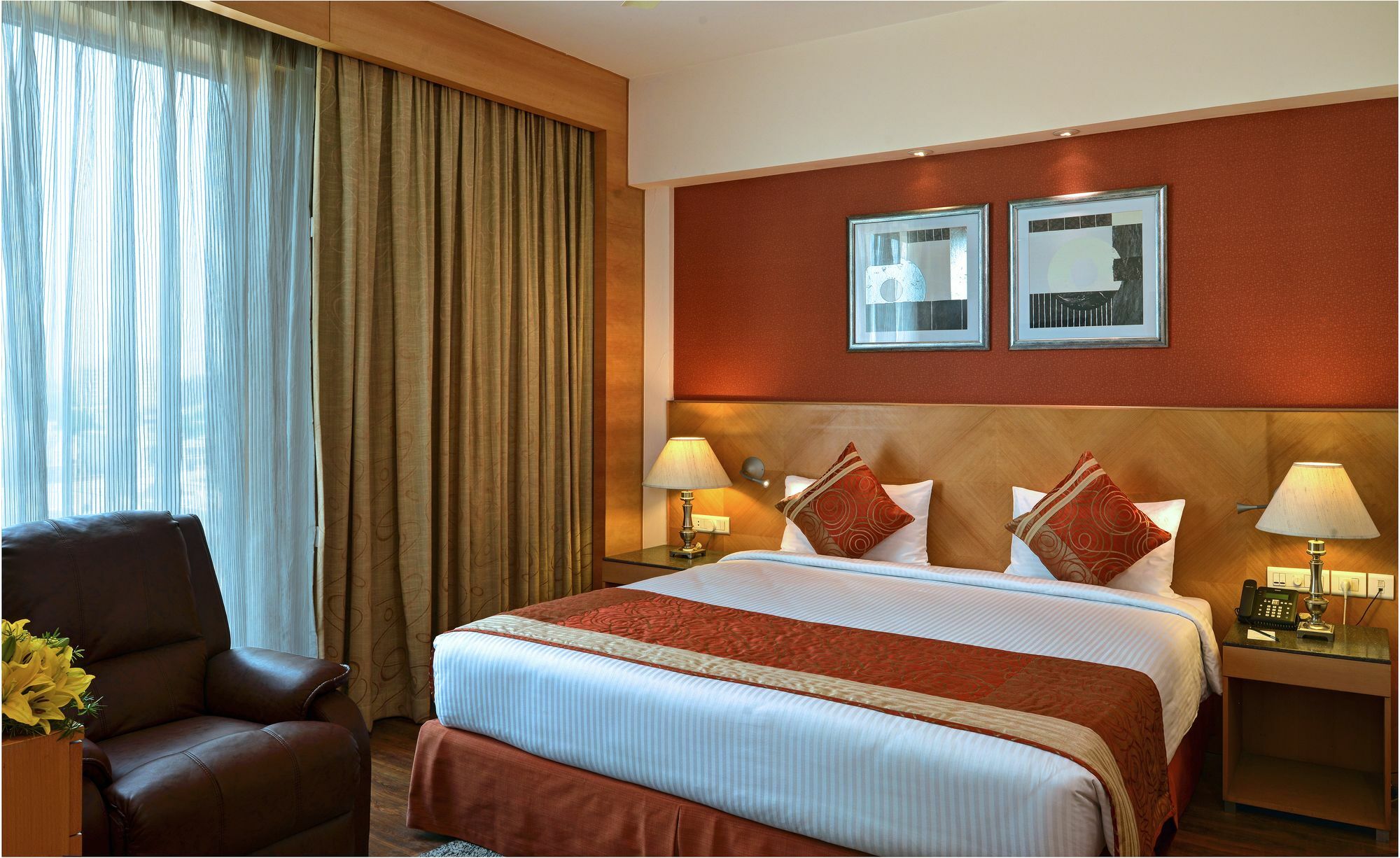 เสวย สวีทส์ มณีสาร์ Hotel คูร์เคาน์ ภายนอก รูปภาพ