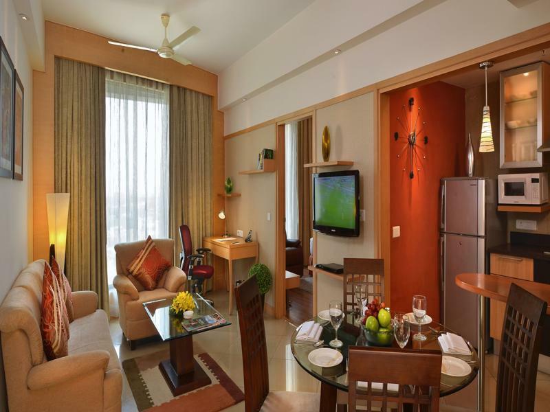 เสวย สวีทส์ มณีสาร์ Hotel คูร์เคาน์ ภายนอก รูปภาพ