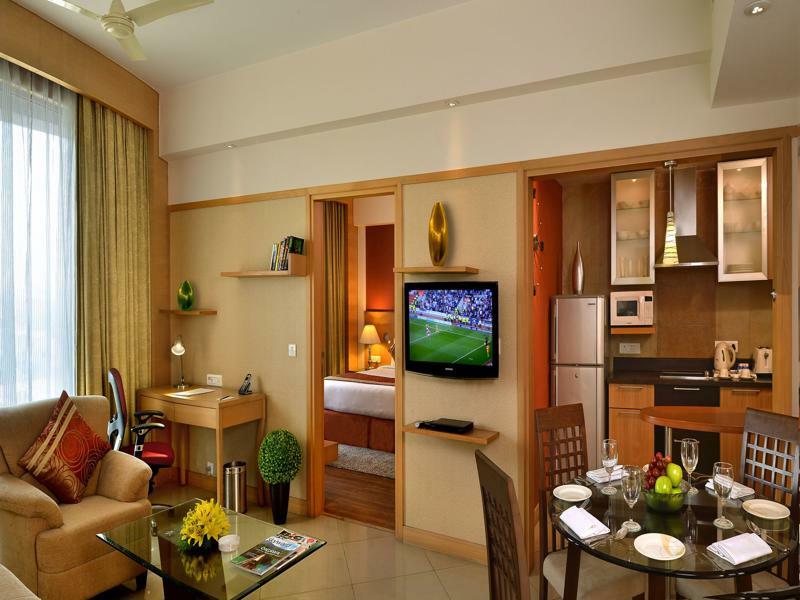 เสวย สวีทส์ มณีสาร์ Hotel คูร์เคาน์ ภายนอก รูปภาพ