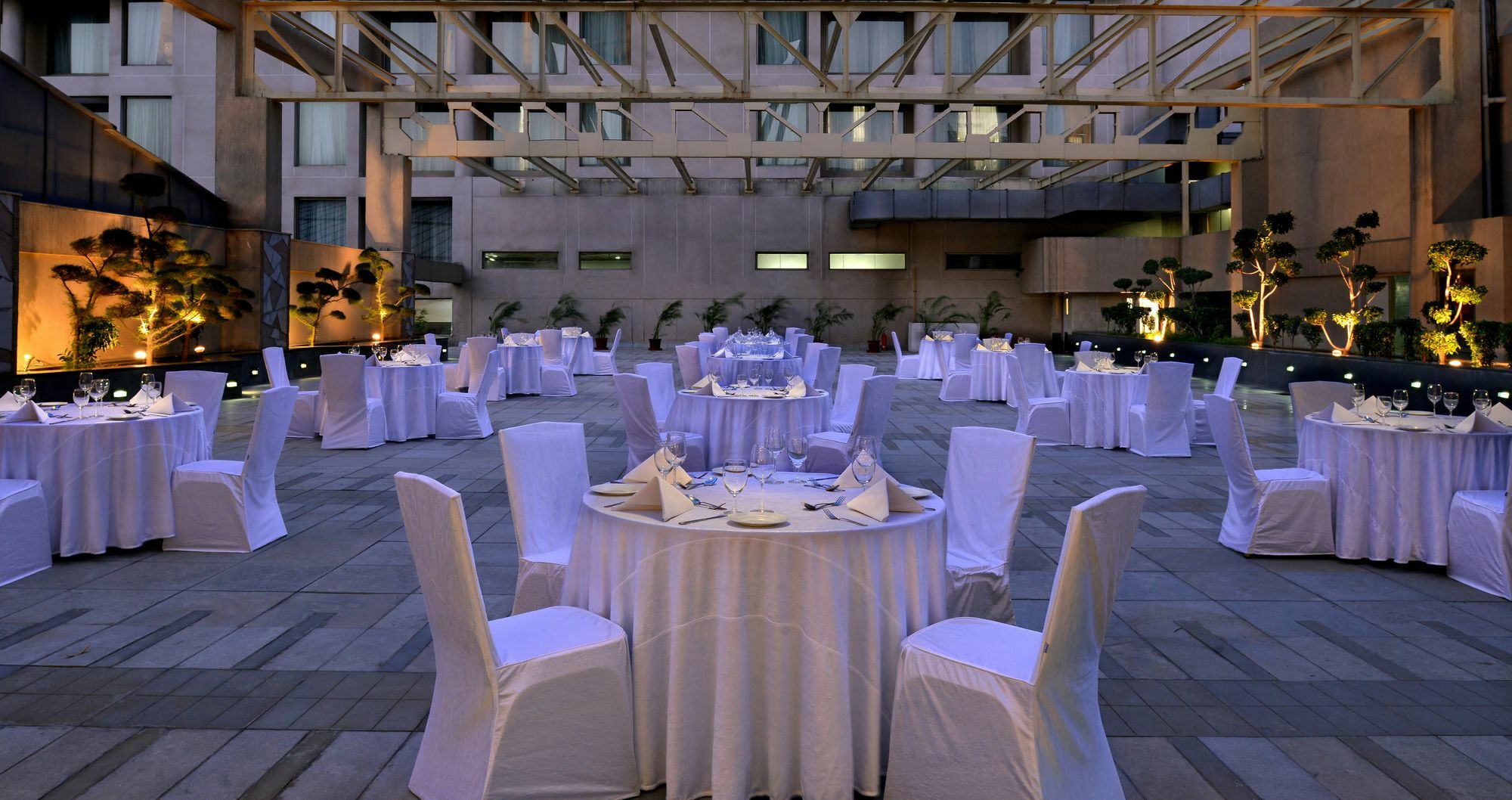 เสวย สวีทส์ มณีสาร์ Hotel คูร์เคาน์ ภายนอก รูปภาพ