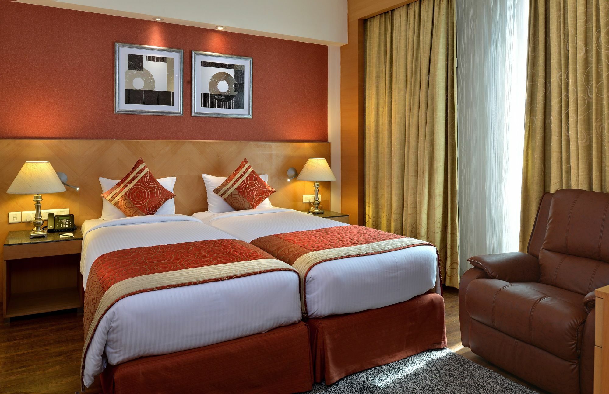 เสวย สวีทส์ มณีสาร์ Hotel คูร์เคาน์ ภายนอก รูปภาพ