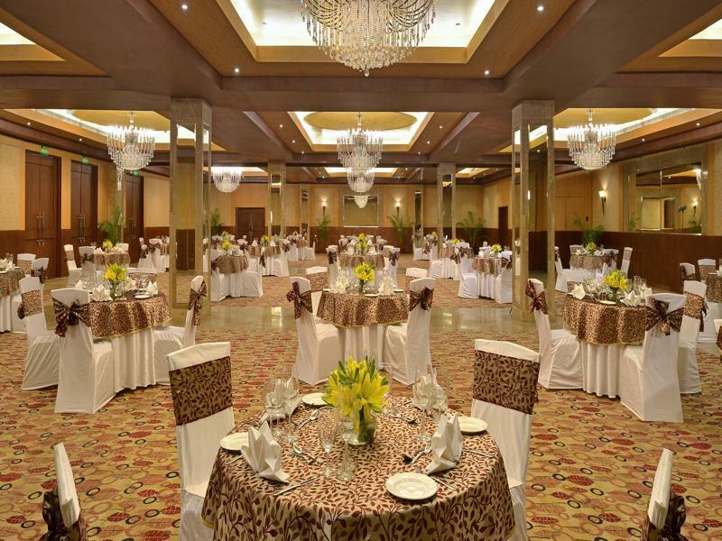 เสวย สวีทส์ มณีสาร์ Hotel คูร์เคาน์ ภายนอก รูปภาพ