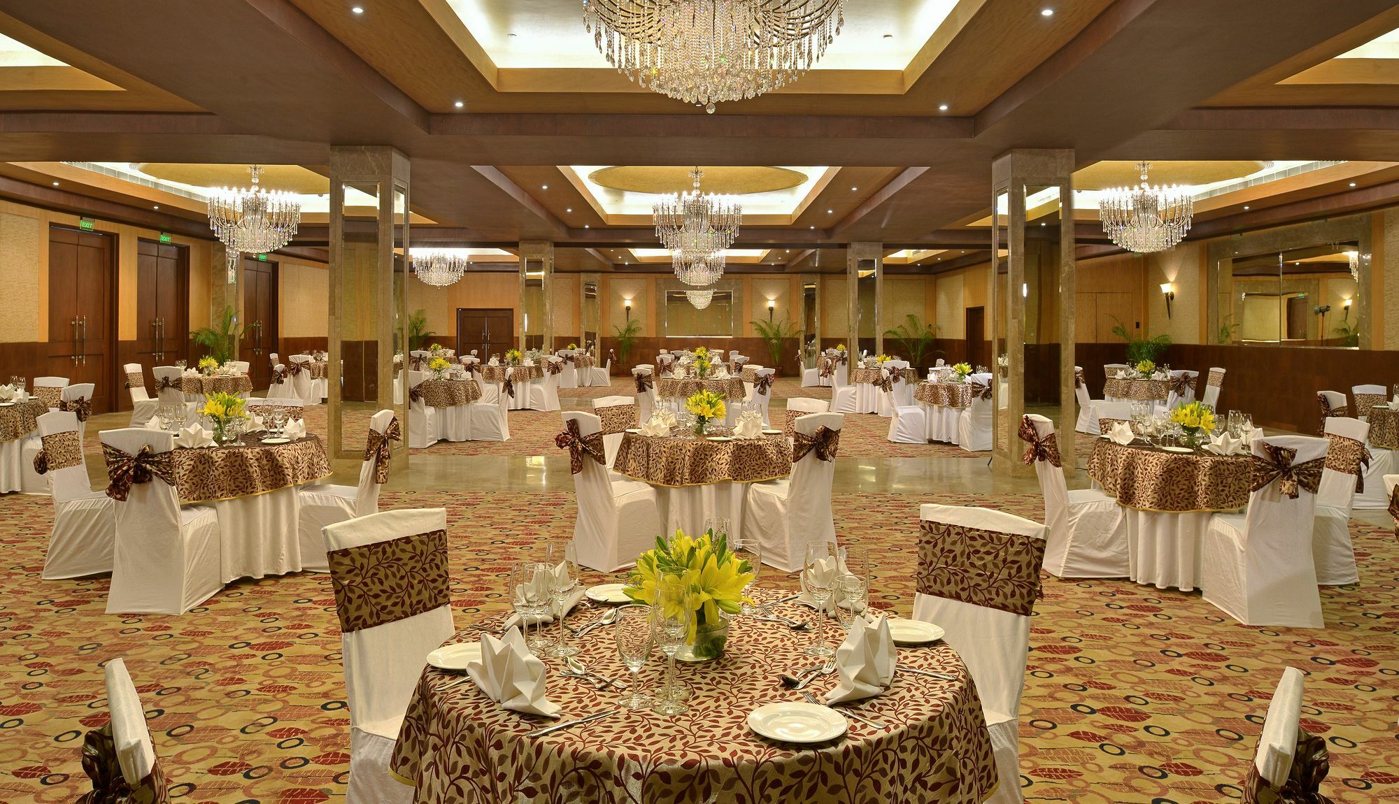 เสวย สวีทส์ มณีสาร์ Hotel คูร์เคาน์ ภายนอก รูปภาพ